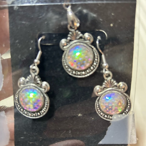 Dazzling handcrafted 18” necklace and earrings set- iridescent mermaid like - Picture 3 of 6